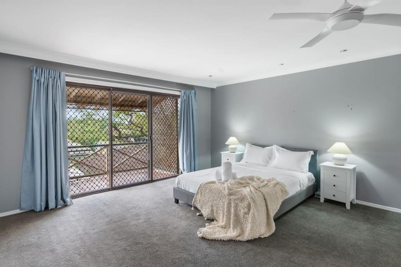 Holiday home Spacious Affordable 7b3b 2 Living Pool Yard And Mall Brisbane