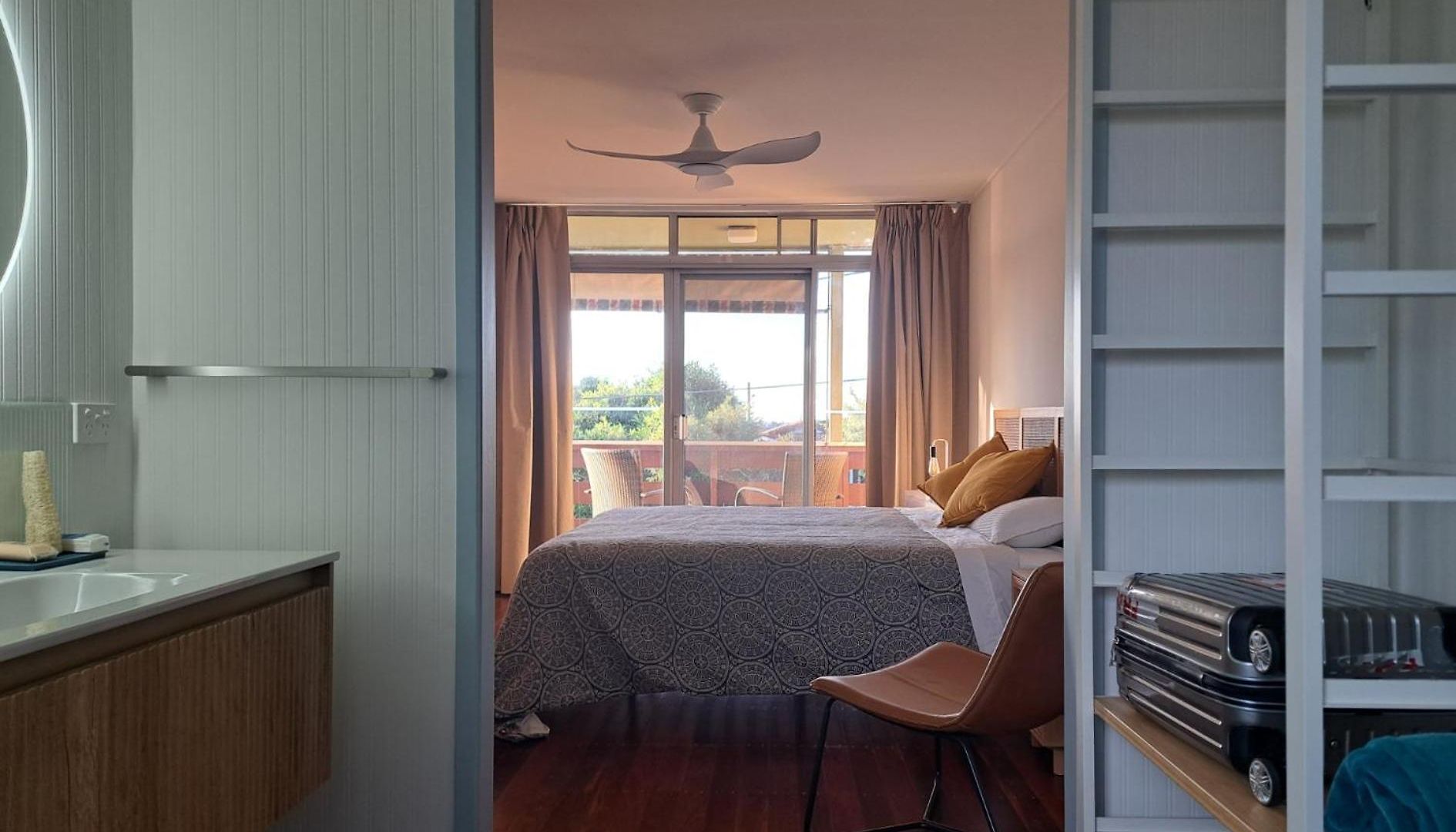 Bed & Breakfast 1960s Pool House - Hosted