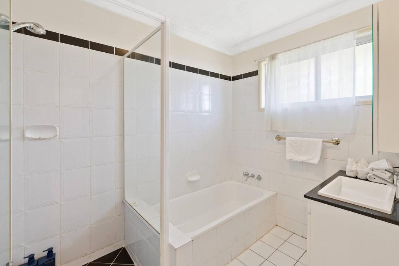 Homy Spacious 4b2b W Parking Steps To Malls Dining * Brisbane