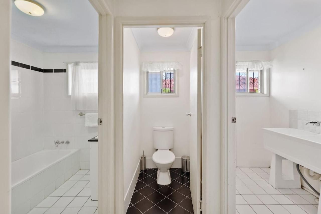 Homy Spacious 4b2b W Parking Steps To Malls Dining Holiday home Brisbane