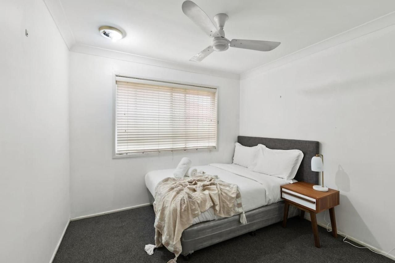 Homy Spacious 4b2b W Parking Steps To Malls Dining * Brisbane