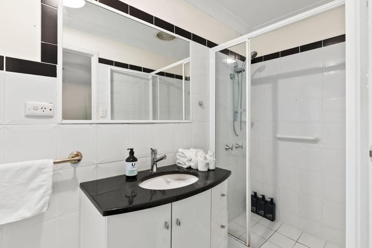 Homy Spacious 4b2b W Parking Steps To Malls Dining Holiday home