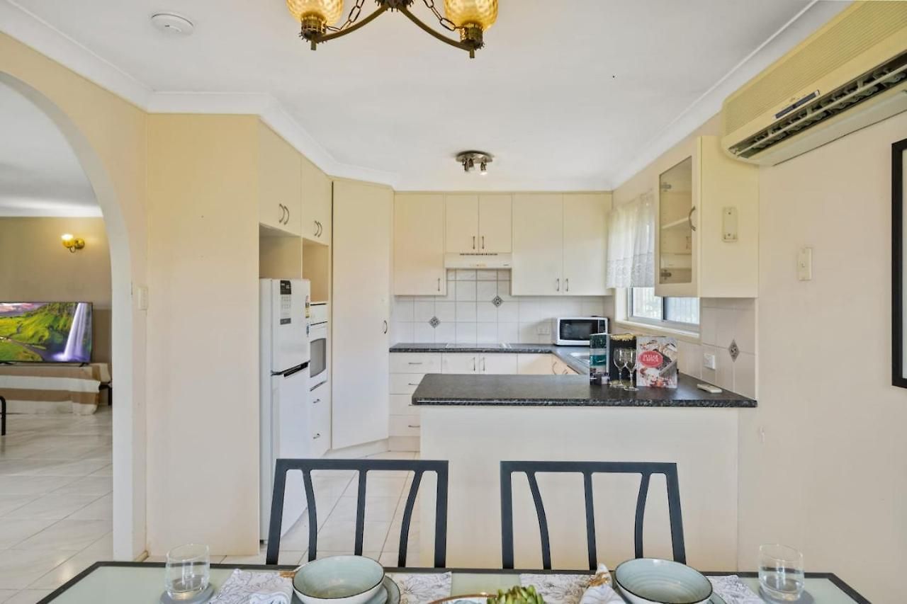 Homy Spacious 4b2b W Parking Steps To Malls Dining Holiday home Brisbane