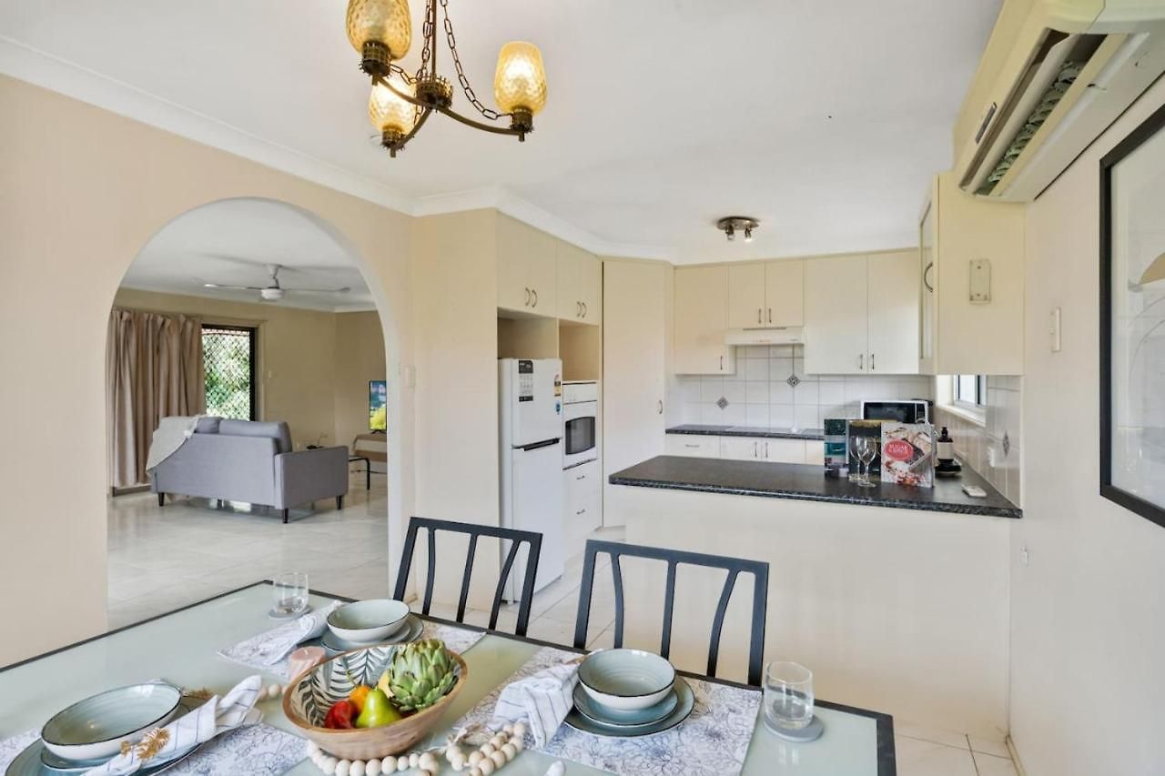 Homy Spacious 4b2b W Parking Steps To Malls Dining Holiday home Brisbane