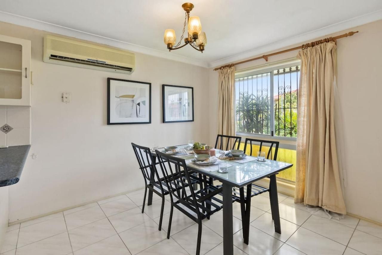Homy Spacious 4b2b W Parking Steps To Malls Dining Brisbane