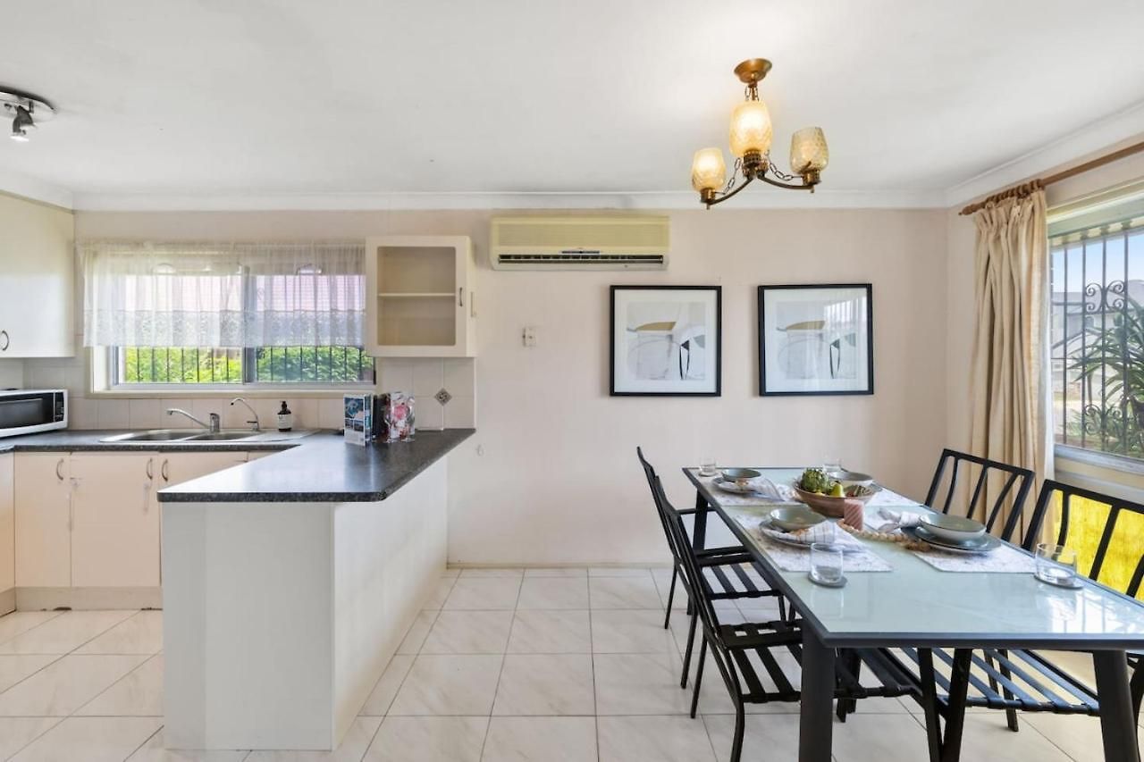 Homy Spacious 4b2b W Parking Steps To Malls Dining Holiday home *