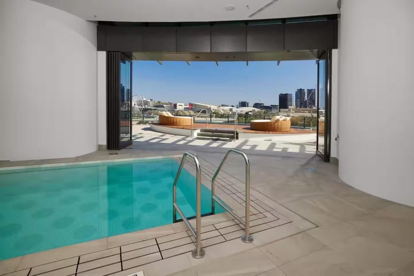 Riverfront 2 Bedroom In With Parking Apartment *