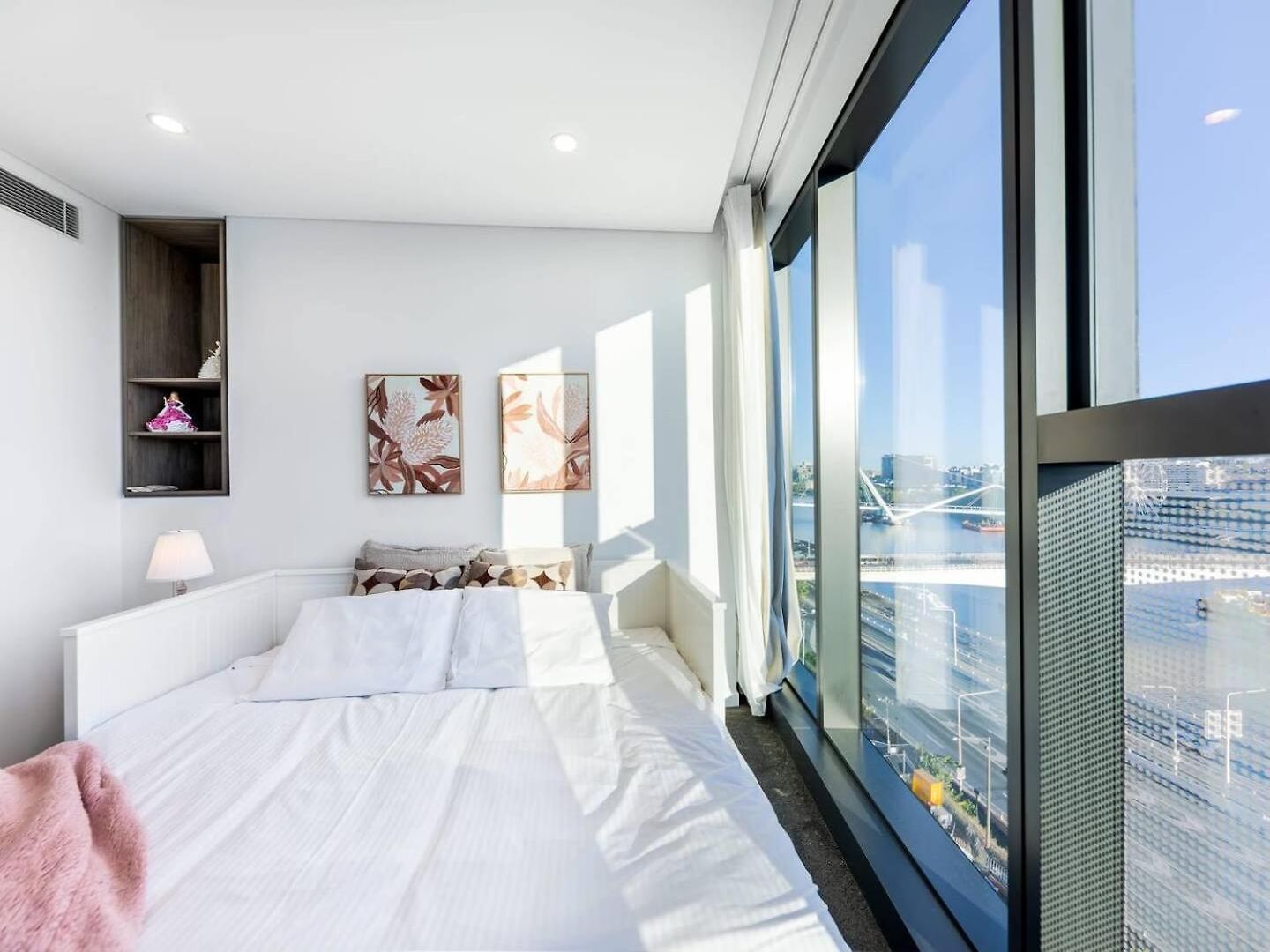 Riverfront 2 Bedroom In With Parking Apartment *