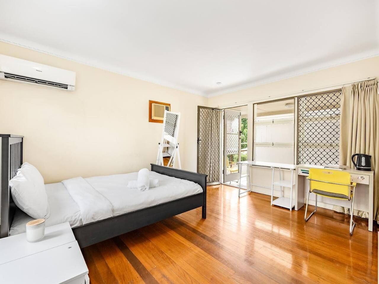 Affordable Steps From Uq Shops And Transit Holiday home
