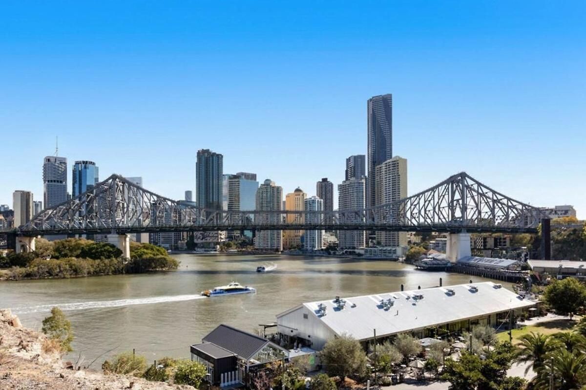 Gilded River - Vintage Charm & River Front Luxury 1 Bedroom - Story Bridge Views Apartment *