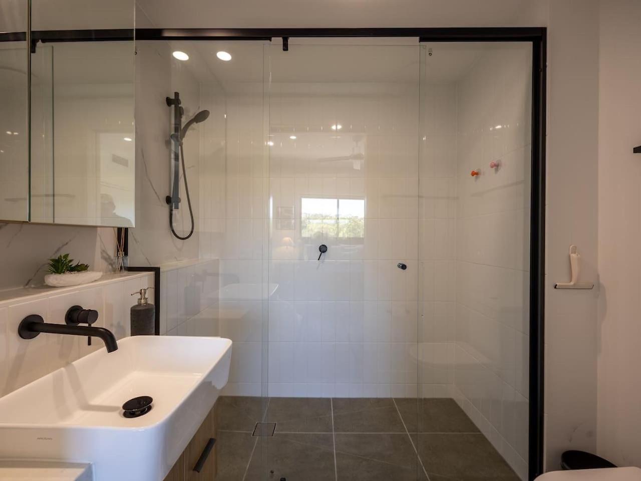 2 Beds Walk To Shops And Trails 12 Mins To Cbd Holiday home Brisbane