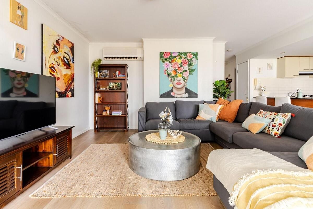 Apartment Artist Retreat With Huge Entertaining Balcony