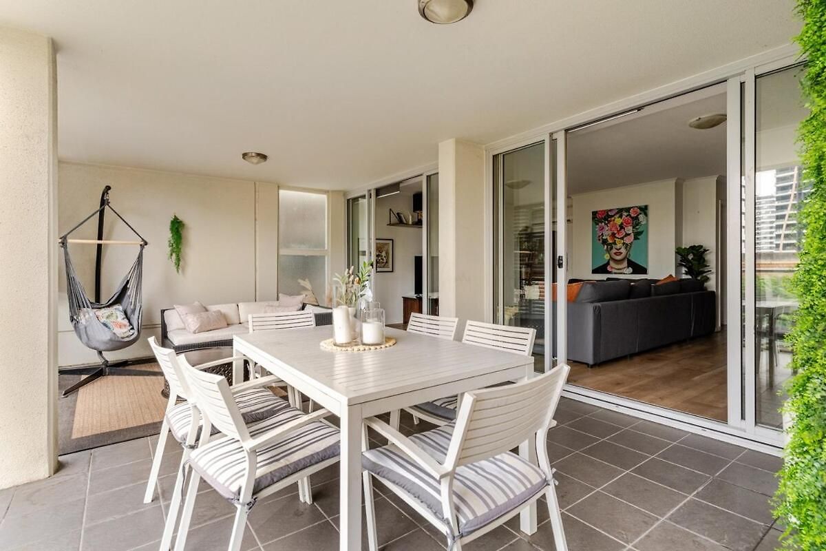 Apartment Artist Retreat With Huge Entertaining Balcony