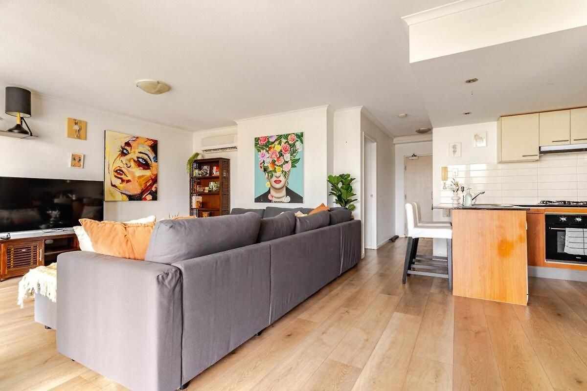 Apartment Artist Retreat With Huge Entertaining Balcony *
