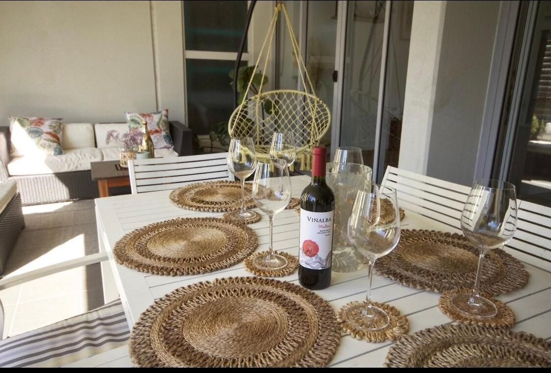 Apartment Artist Retreat With Huge Entertaining Balcony *