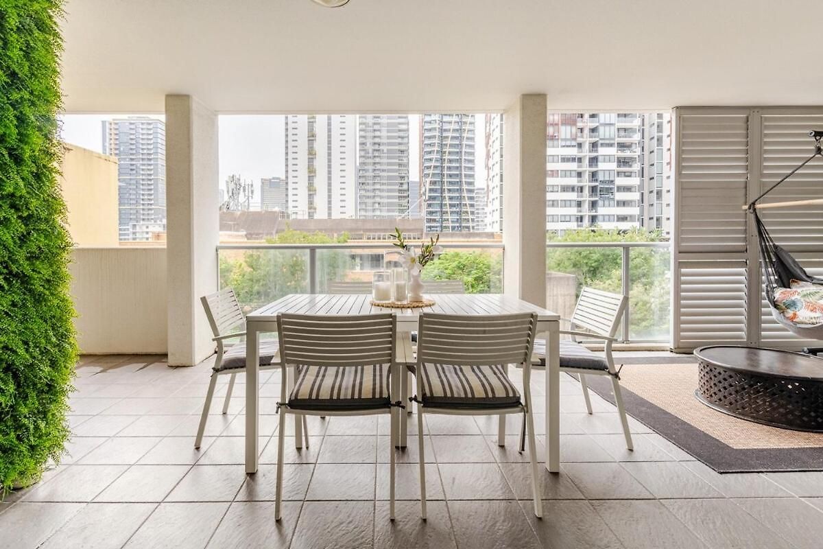 Artist Retreat With Huge Entertaining Balcony Apartment Brisbane