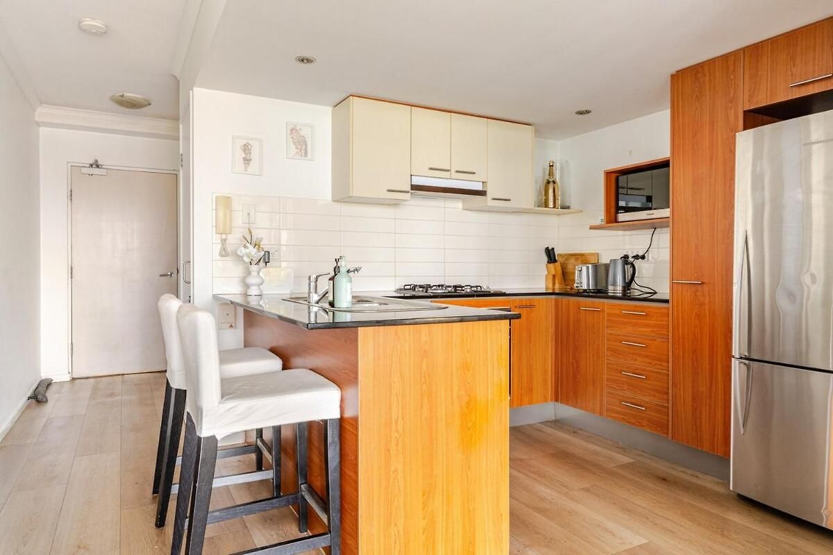 Apartment Artist Retreat With Huge Entertaining Balcony *