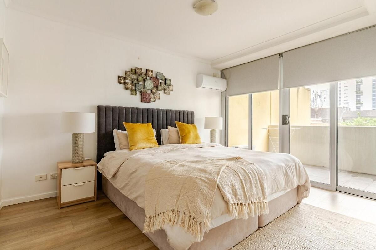 Apartment Artist Retreat With Huge Entertaining Balcony *