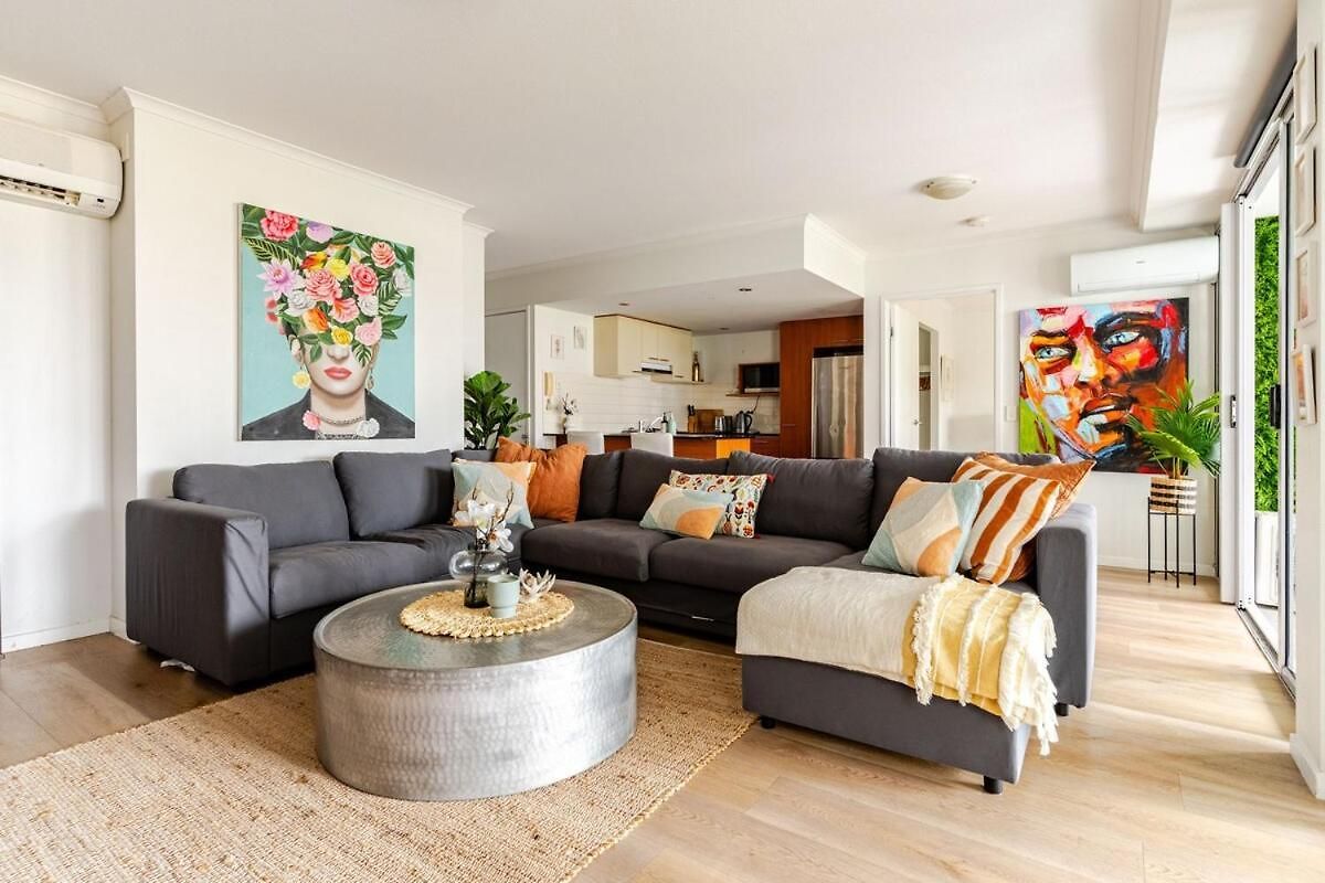 Apartment Artist Retreat With Huge Entertaining Balcony Brisbane