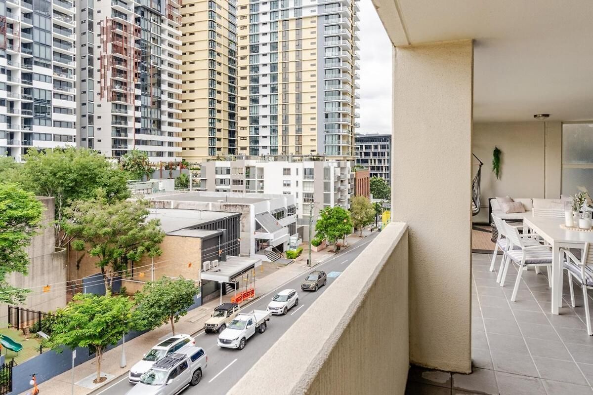 Artist Retreat With Huge Entertaining Balcony Apartment Brisbane
