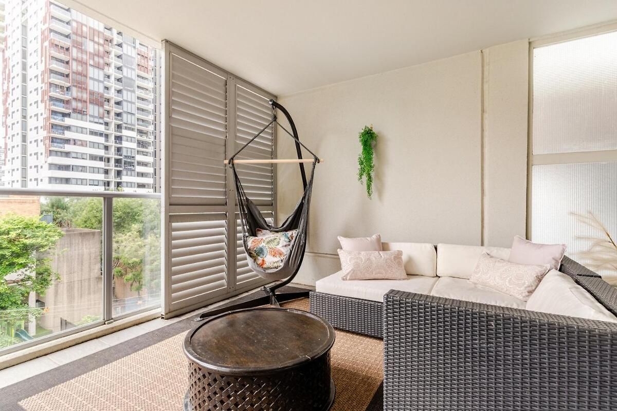 Apartment Artist Retreat With Huge Entertaining Balcony *