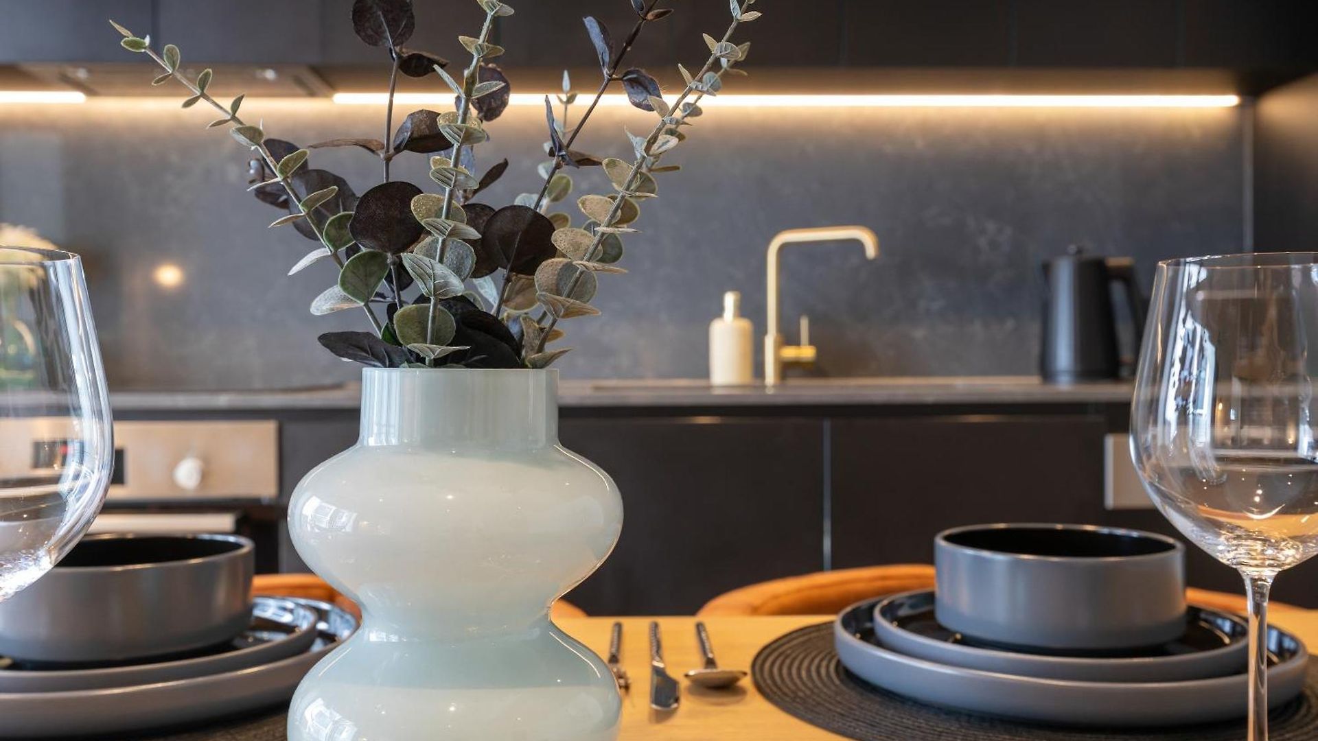 Apartment West End - Free Secure Car Park - Walk To Restaurants - Convention Centre