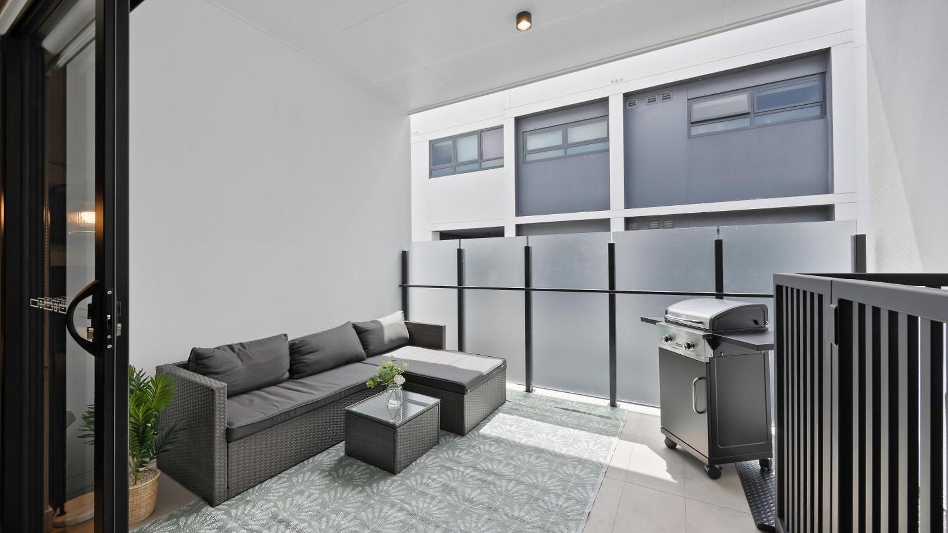 West End - Free Secure Car Park - Walk To Restaurants - Convention Centre Apartment