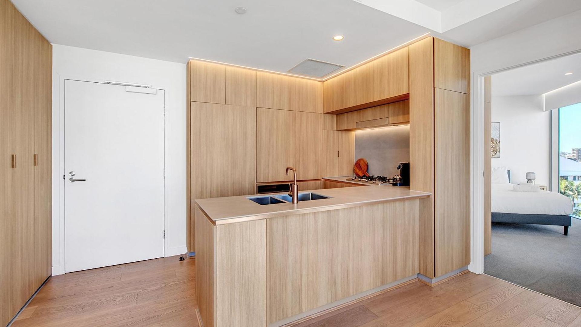 Lovely 2 Bedroom Executive Apartment *