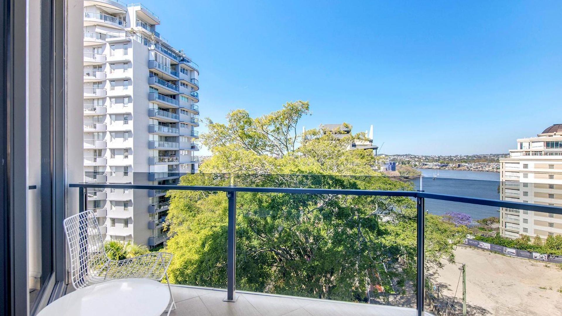 Apartment Lovely 2 Bedroom Executive *