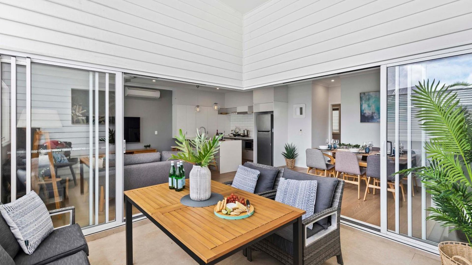 Stylish 3br Townhouse Camphill - Wifi, Parking * Brisbane