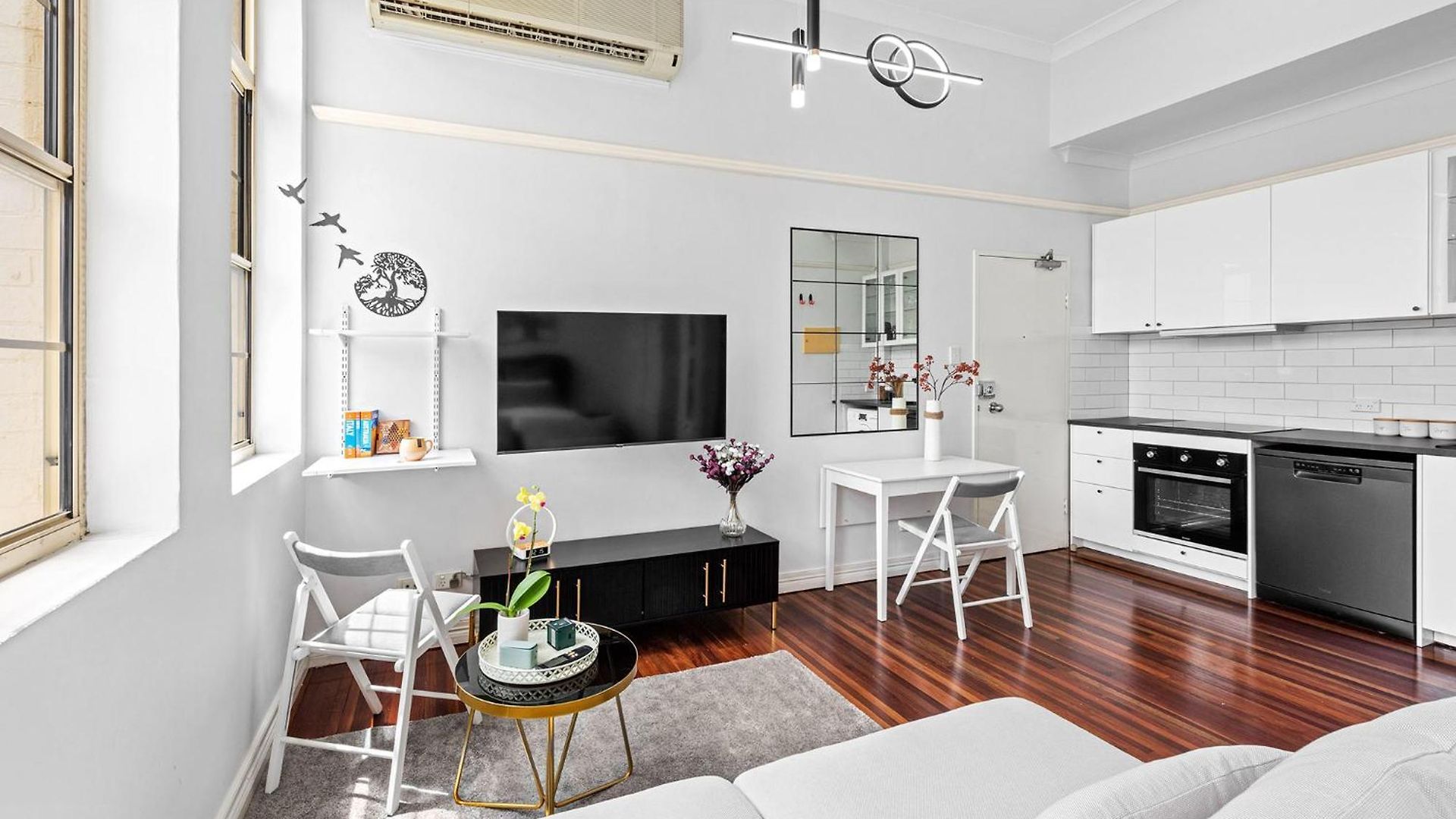 Stylish 1 Bedroom Retreat In The Heart Of * Brisbane