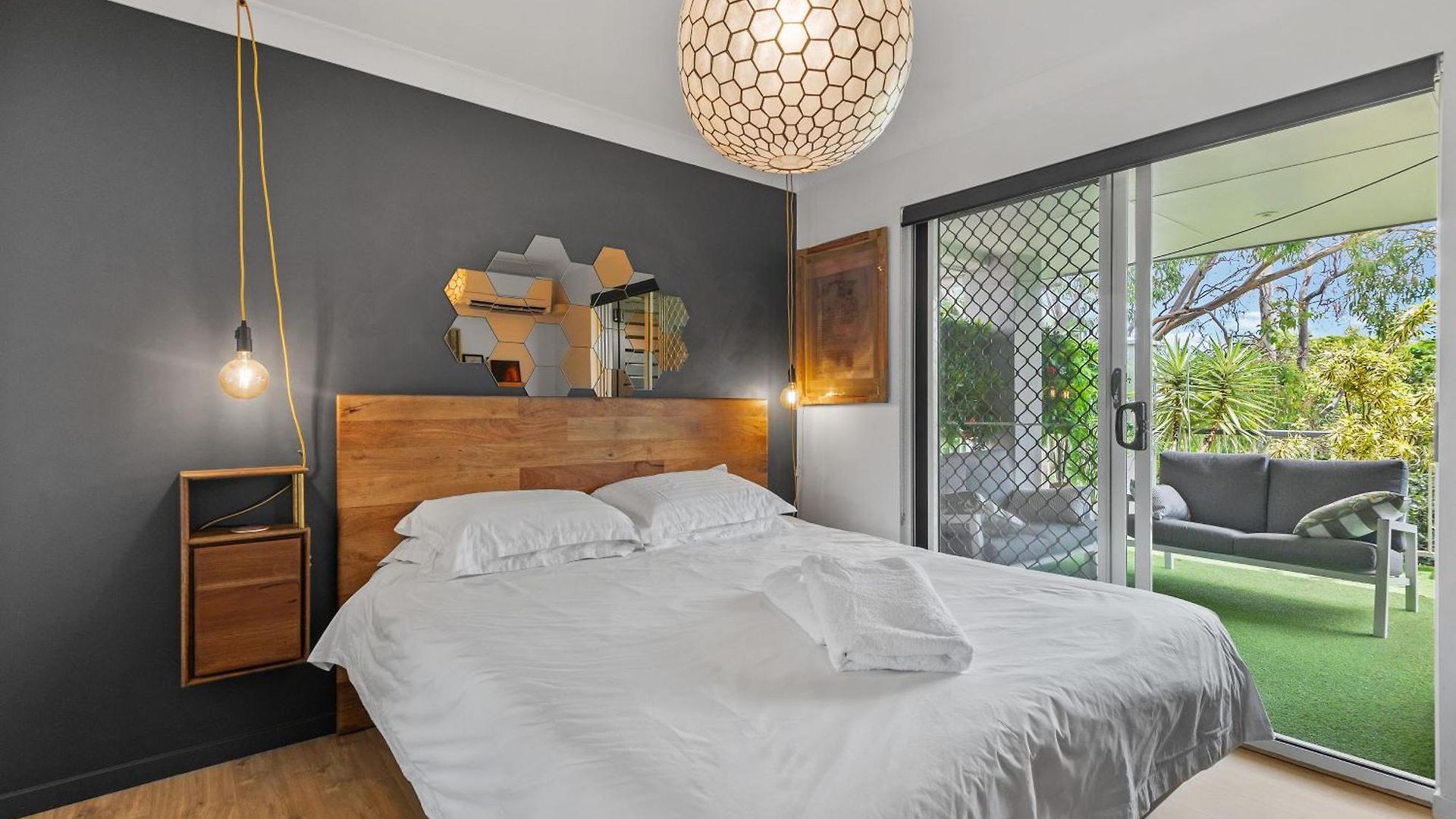 Spacious 3bdroom Entertaining Unit Close To City, Cafes And Shops Brisbane