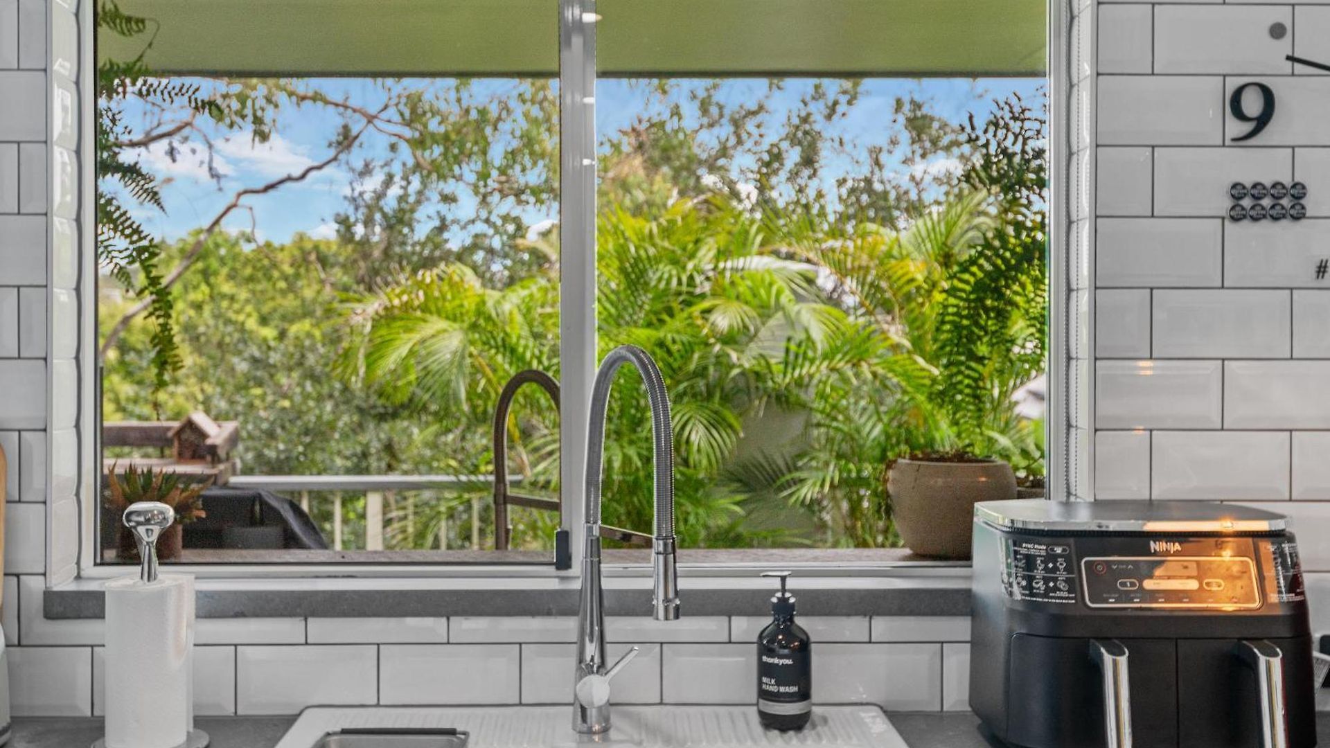 Spacious 3bdroom Entertaining Unit Close To City, Cafes And Shops