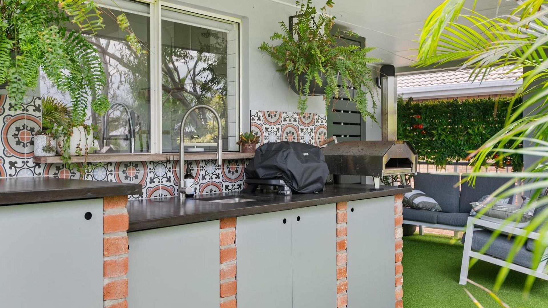 Spacious 3bdroom Entertaining Unit Close To City, Cafes And Shops