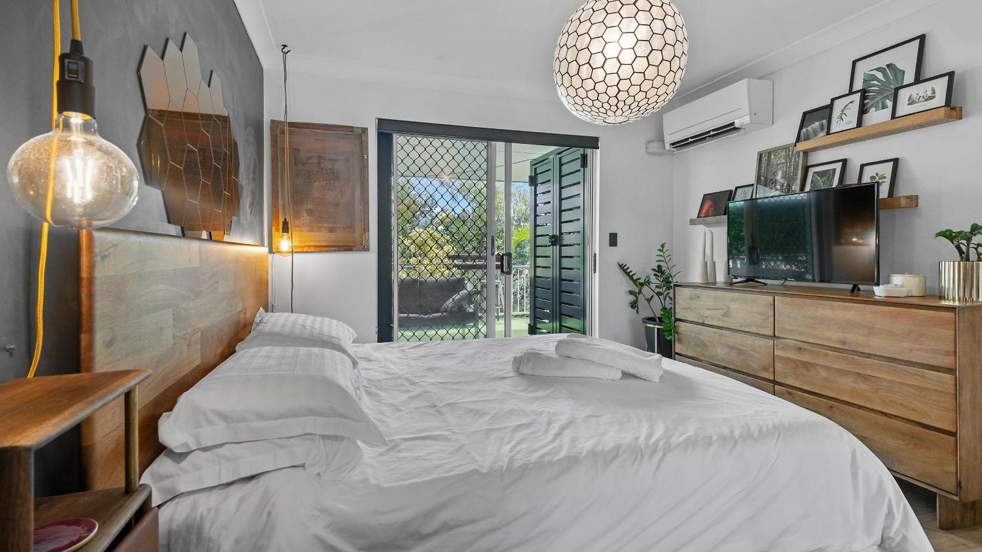 Spacious 3bdroom Entertaining Unit Close To City, Cafes And Shops Brisbane