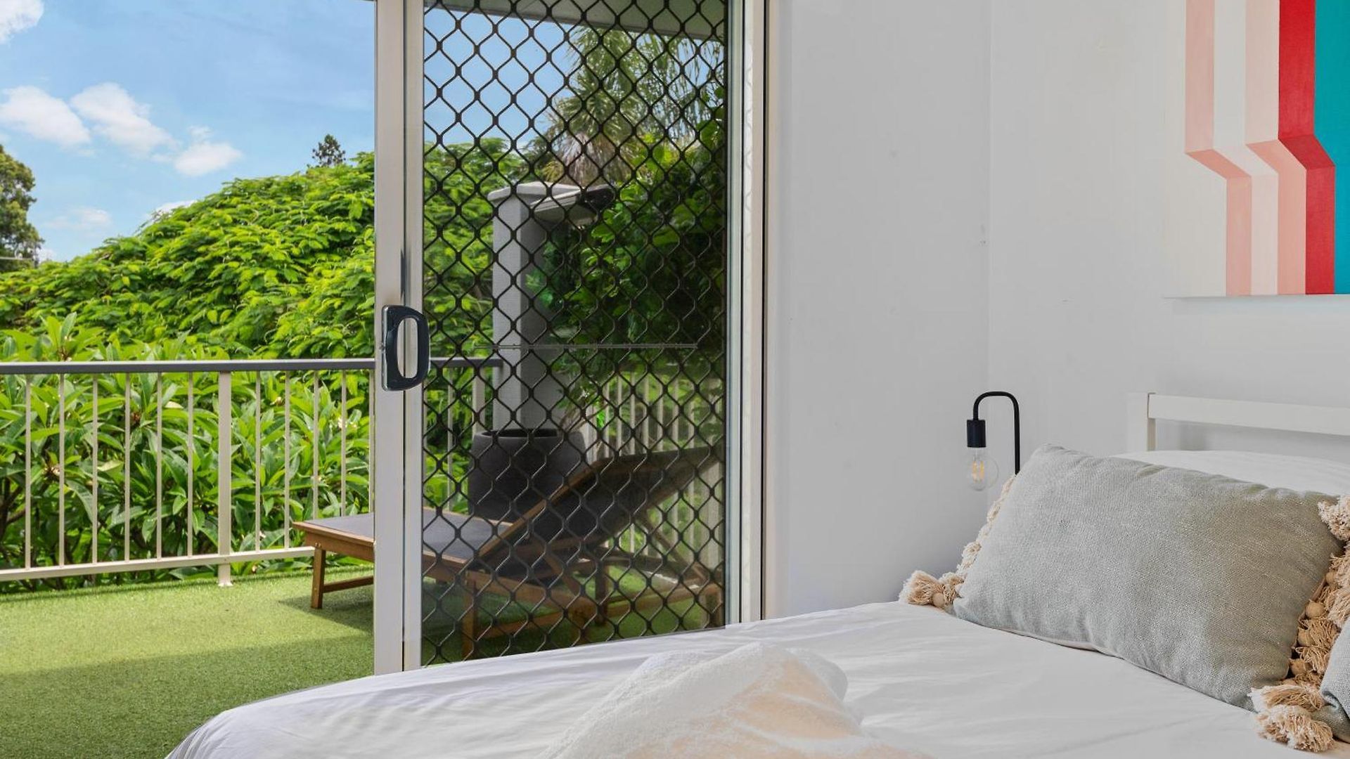 Spacious 3bdroom Entertaining Unit Close To City, Cafes And Shops *