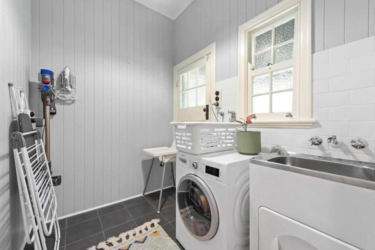 A Colourful Life 4bed-2bath-1car - Queenslander Brisbane