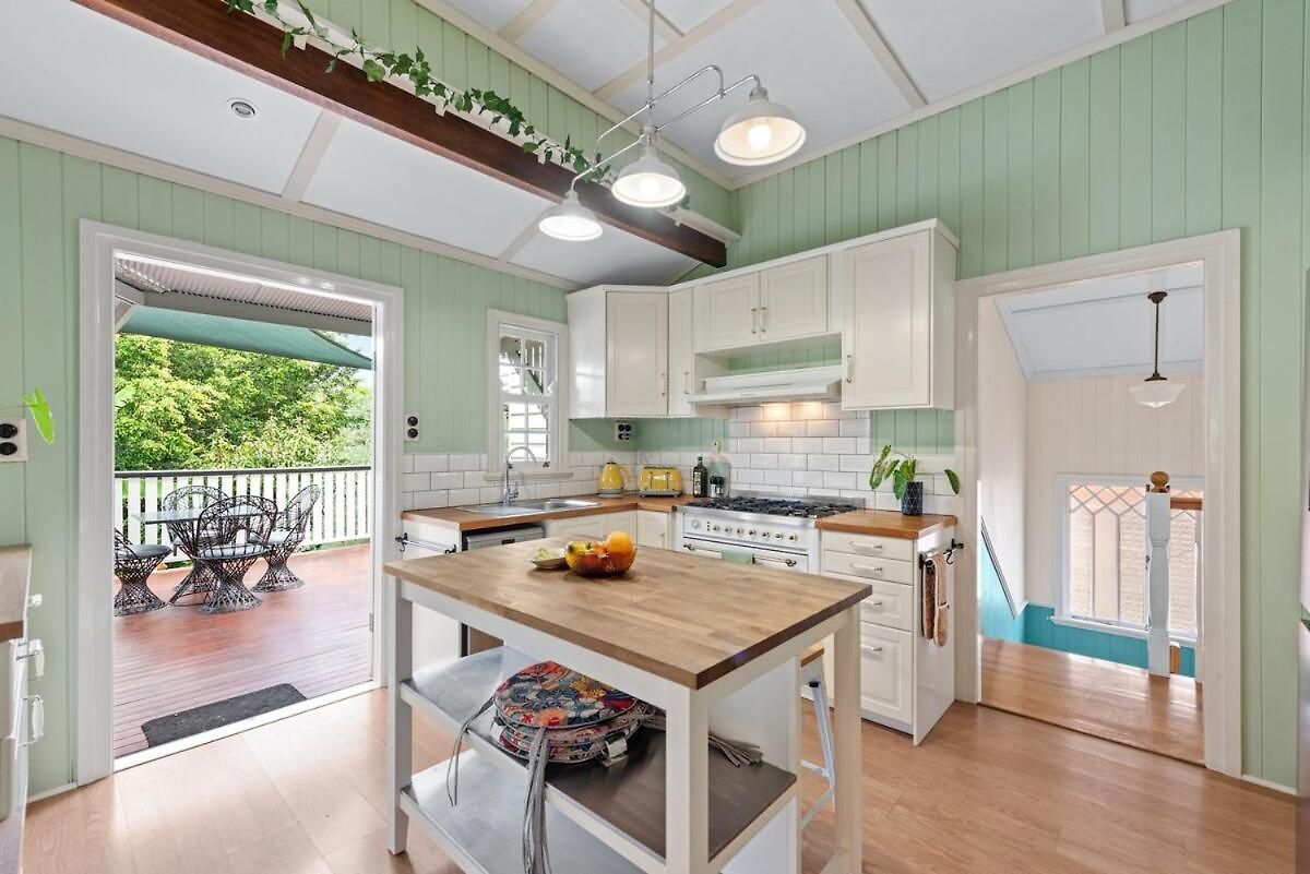 A Colourful Life 4bed-2bath-1car - Queenslander Holiday home *