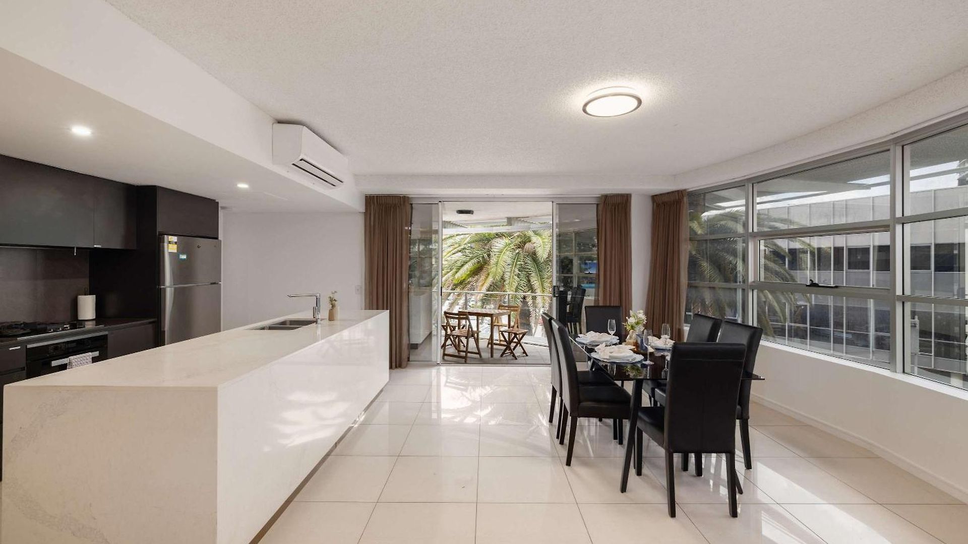 Apartment Newly Renovated 3br 2 Parking Spaces Pool Gym Views Walk To Shops