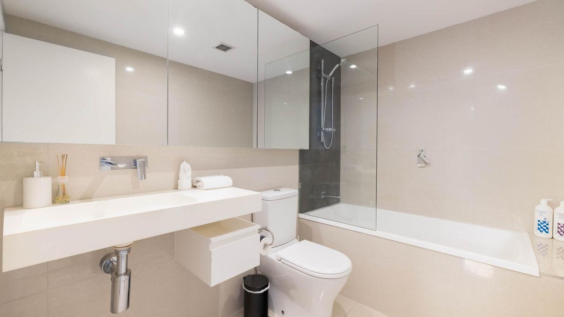 Newly Renovated 3br 2 Parking Spaces Pool Gym Views Walk To Shops Brisbane