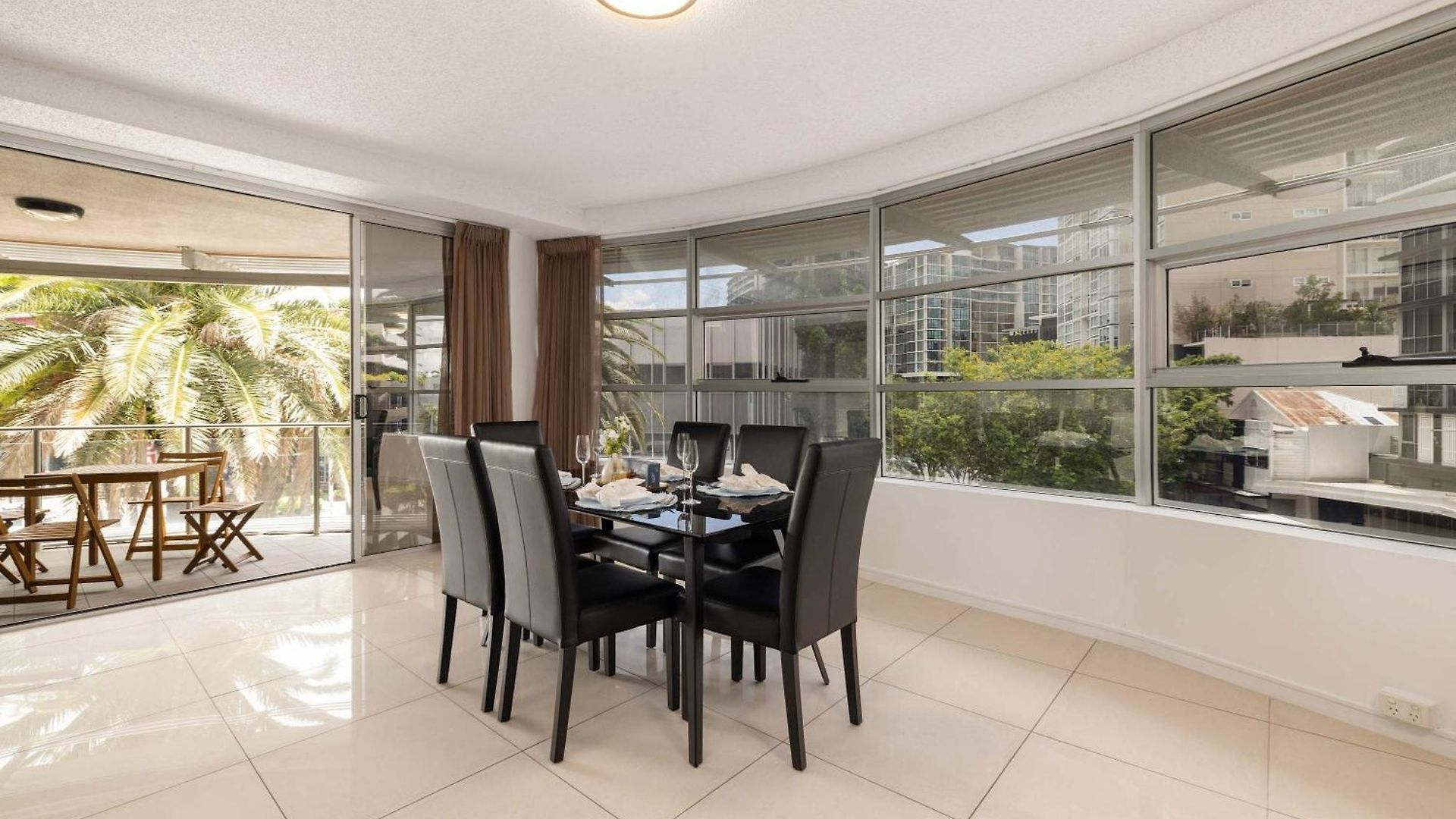 Newly Renovated 3br 2 Parking Spaces Pool Gym Views Walk To Shops Brisbane