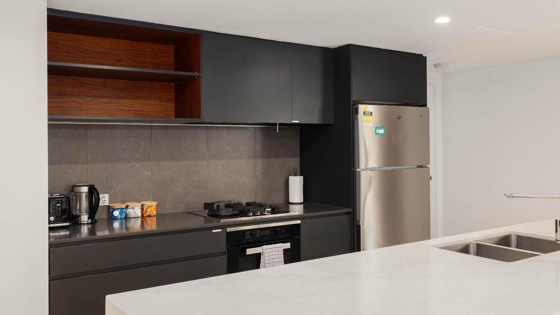 Newly Renovated 3br 2 Parking Spaces Pool Gym Views Walk To Shops * Brisbane