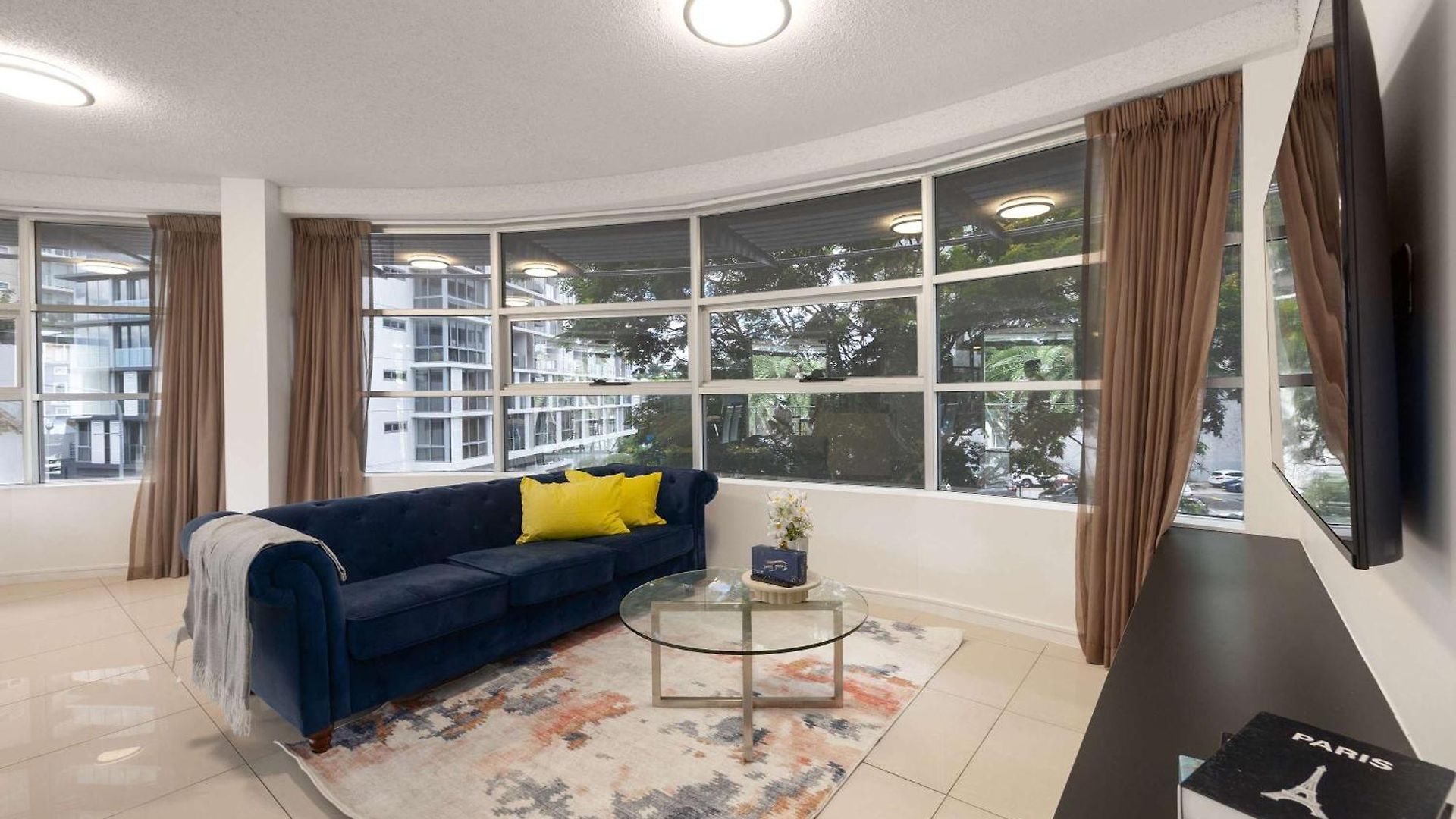 Newly Renovated 3br 2 Parking Spaces Pool Gym Views Walk To Shops Apartment *