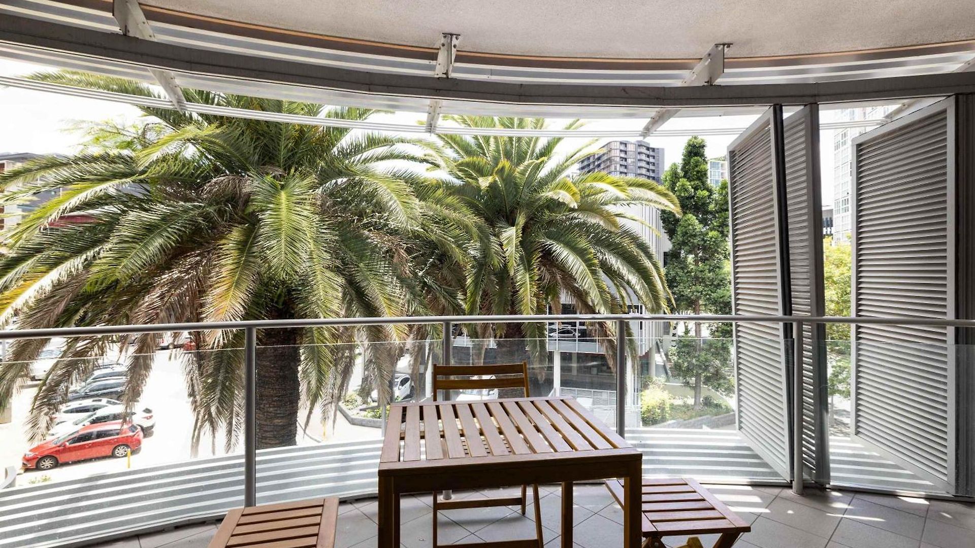 Apartment Newly Renovated 3br 2 Parking Spaces Pool Gym Views Walk To Shops