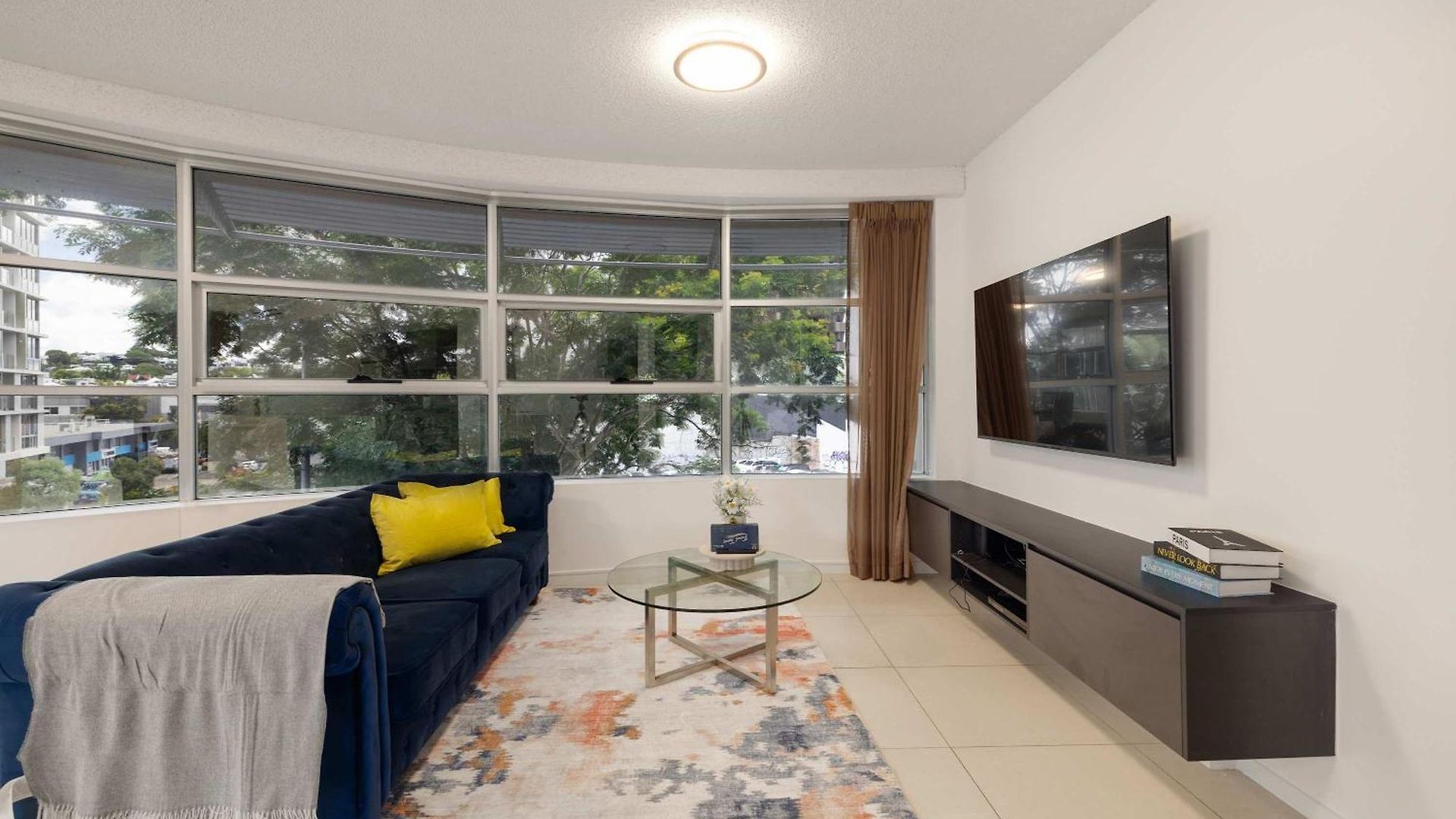 Newly Renovated 3br 2 Parking Spaces Pool Gym Views Walk To Shops Apartment