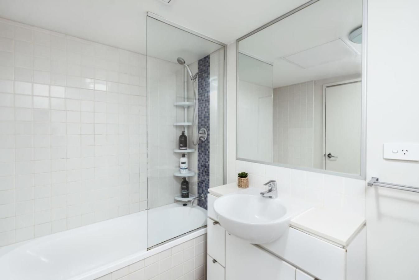 Apartment Great Value Cbd 2 Beds Free Carpark Pool And Gym