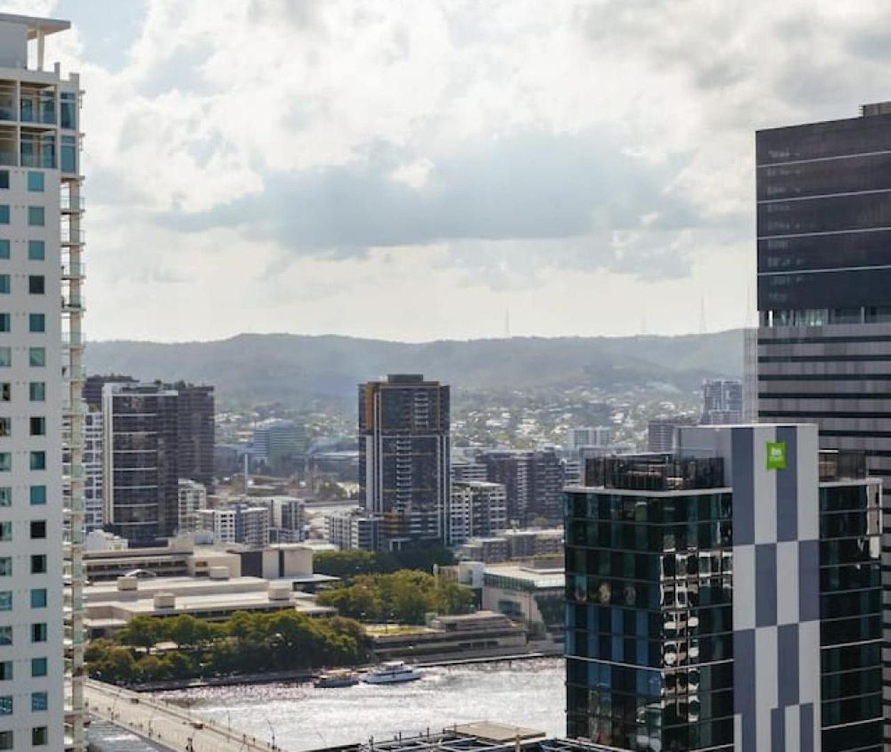 Great Value Cbd 2 Beds Free Carpark Pool And Gym Brisbane