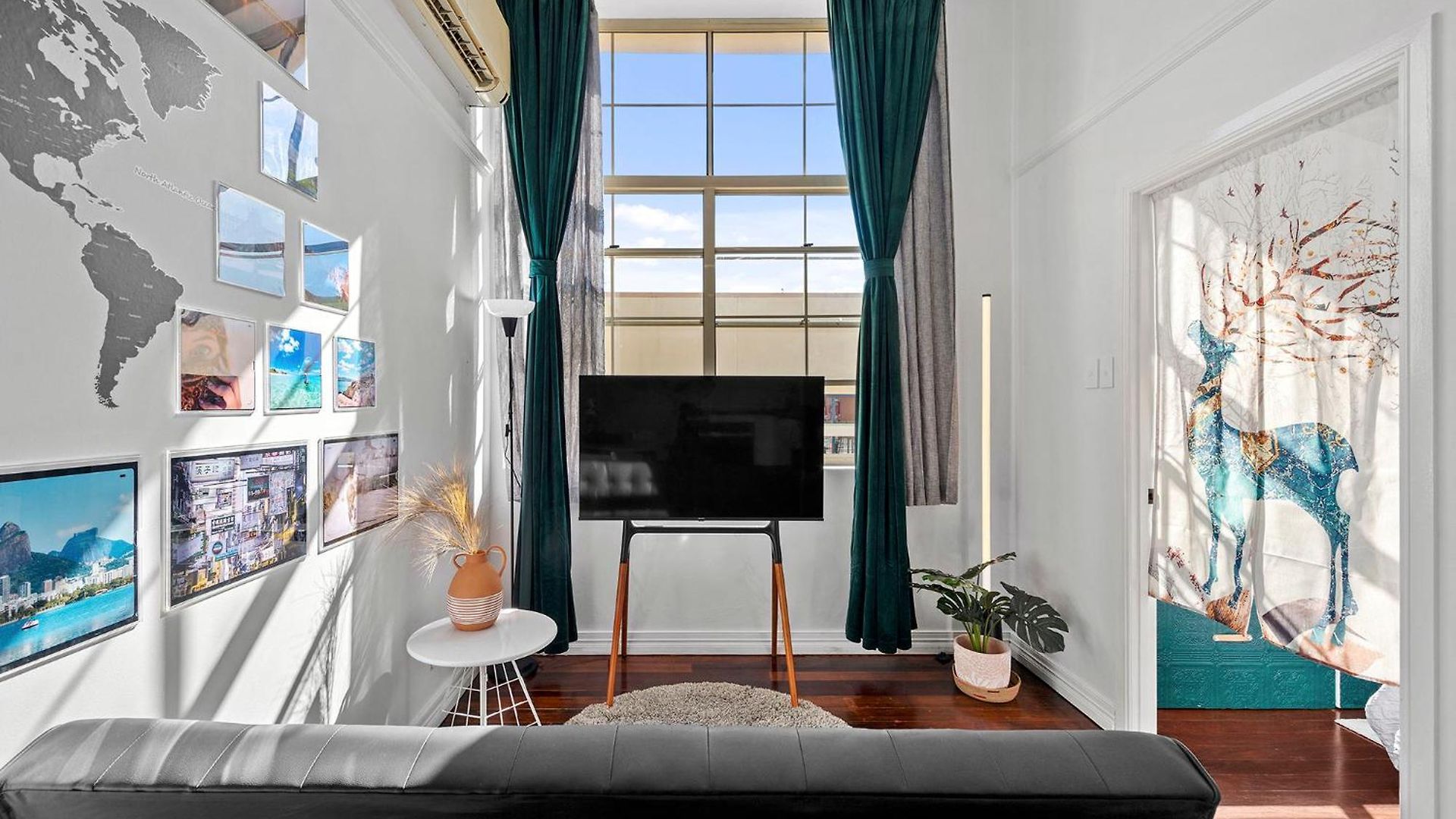 High Ceiling 1 Bedroom In The Apartment *
