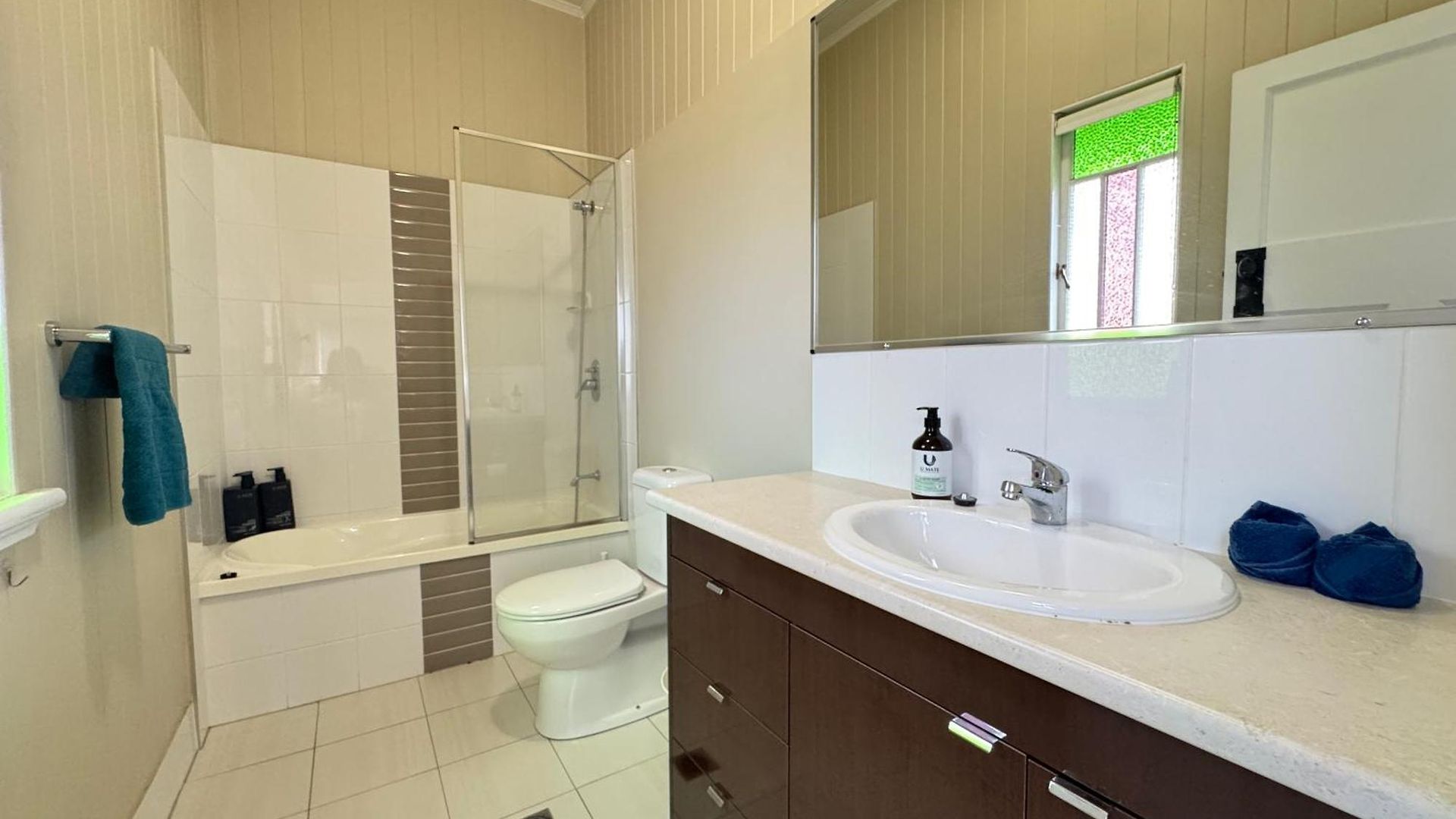 Stylish & Bright 3-bdrs Family In Holland Park West Apartment Brisbane