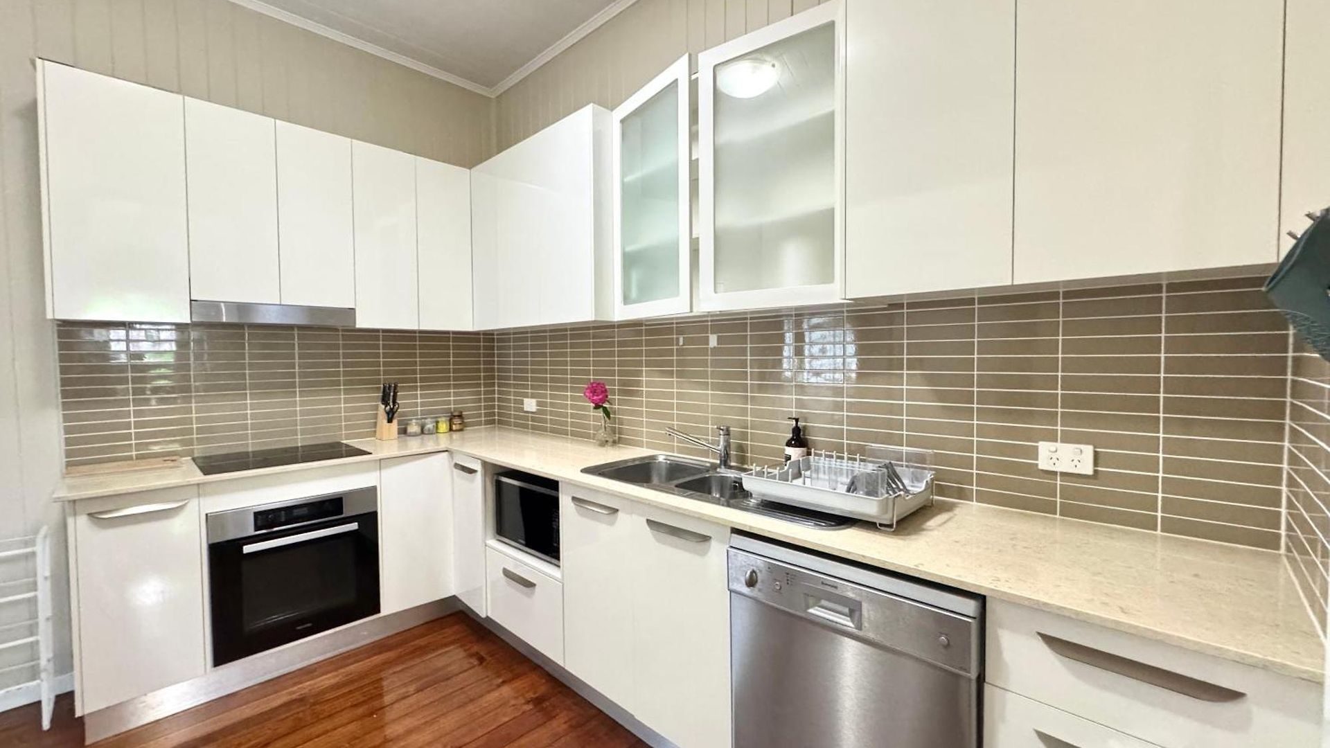 Stylish & Bright 3-bdrs Family In Holland Park West * Brisbane